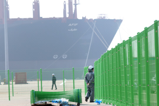 27일 오후 전남 목포시 목포신항 철재부두에서 현장 관계자들이 세월호 거치 관련 작업을 하고 있다. 현재 반잠수식 선박에 실린 세월호는 배수와 잔존유 제거 작업을 모두 마친 뒤 목포신항으로 향할 계획이다.